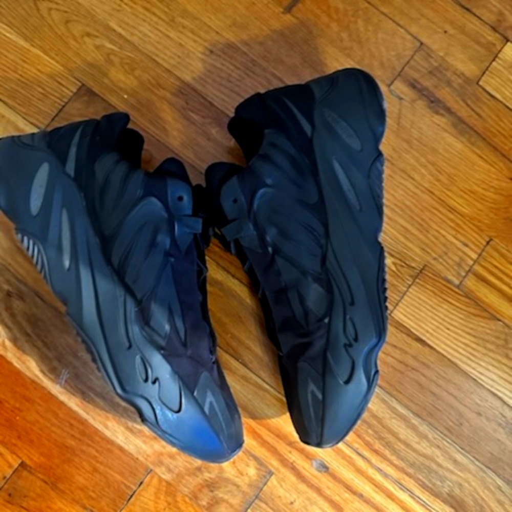 YEEZY/ADIDAS